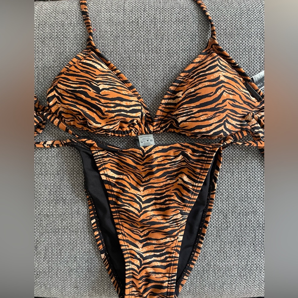 Kendall and Kylie Bikini